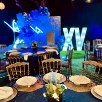 Montaje de XV años con letras gigantes